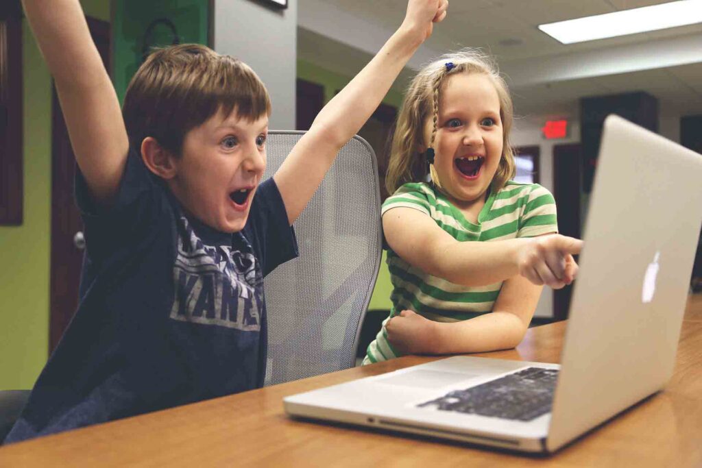 computer-person-creative-video-game-play-home-764632-pxhere.com_